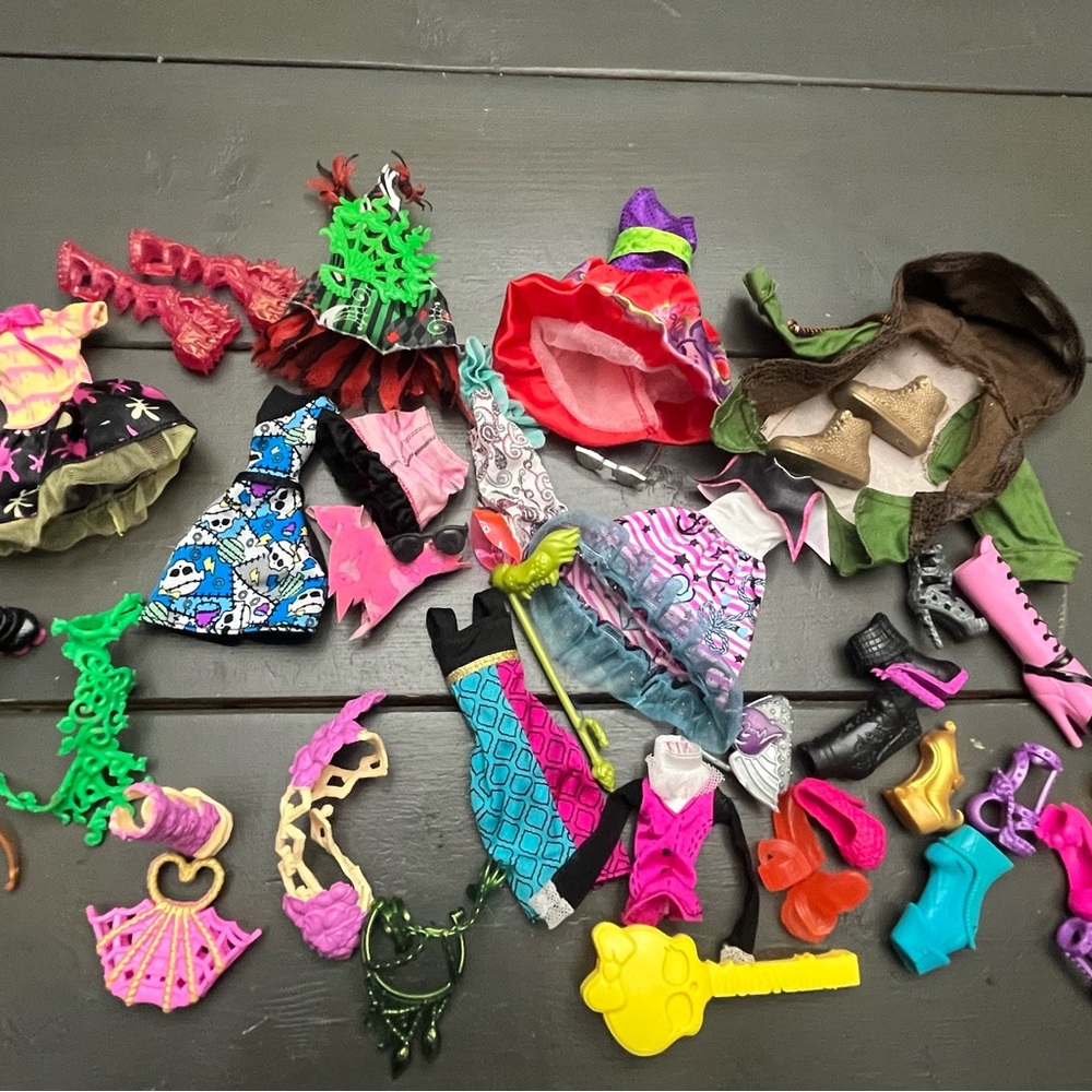 Monster High accessories + furniture